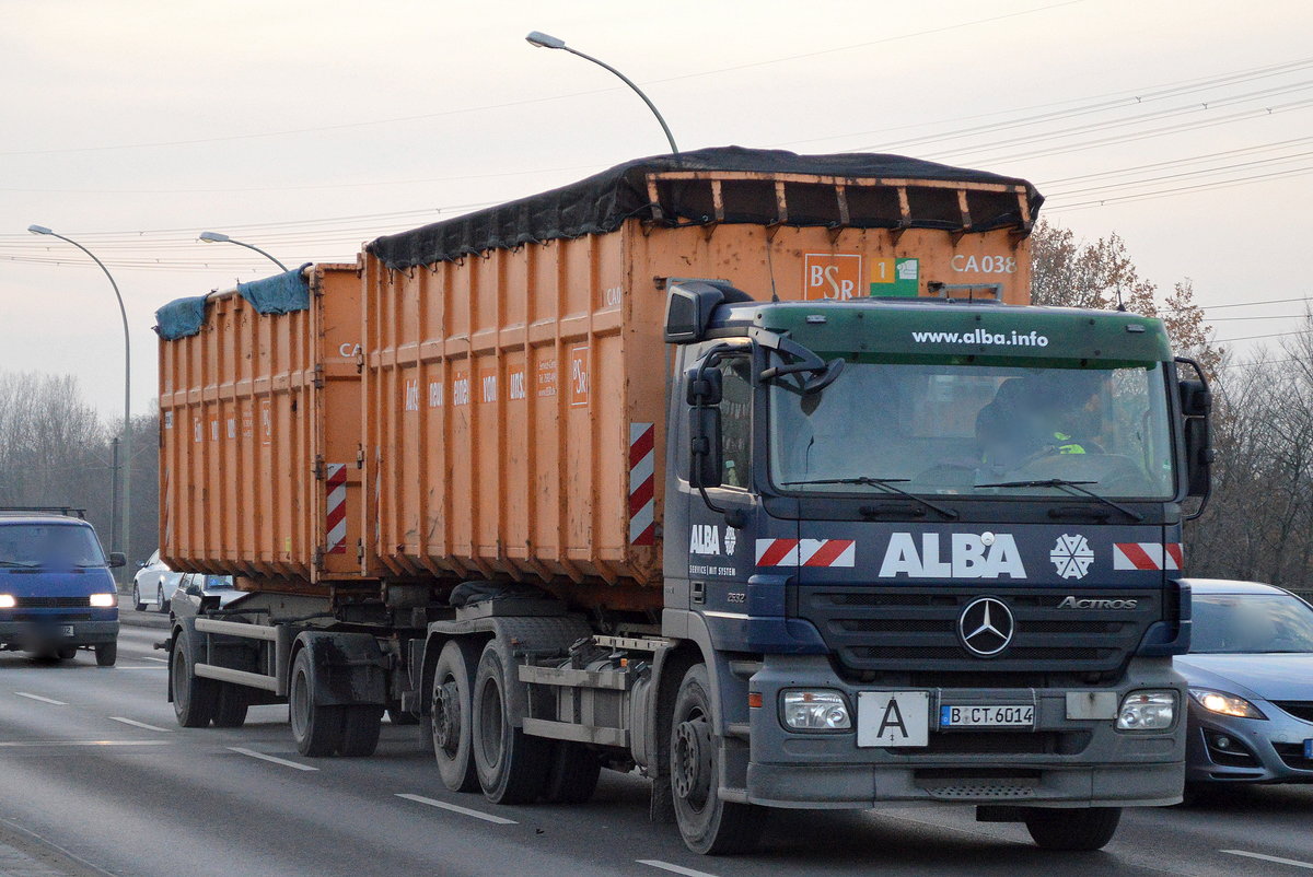 MB ACTROS 2532 Abrollkipper + Hänger der Fa. ALBA mit zwei BSR Abrollcontainern beladen am 23.11.16 Berlin-Marzahn.