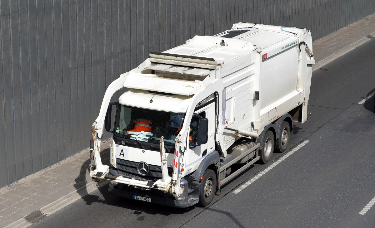 MB ACTROS 2532 Müllentsorgungsfahrzeug der Fa. schmidt-kommunal.de am 13.04.15 Berliner Stadtautobahn Höhe Kaiserdamm.