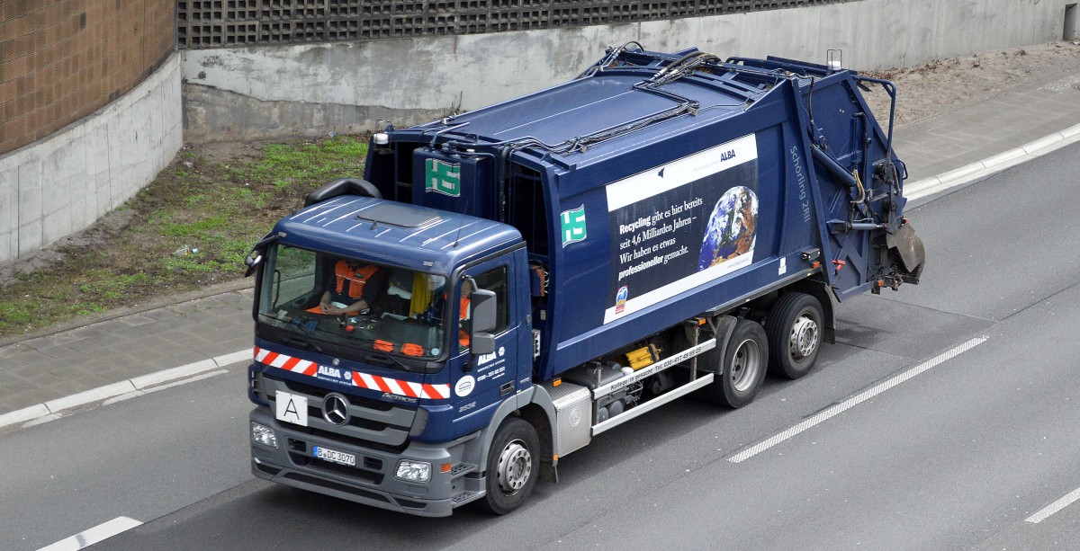 MB ACTROS 2532 Müllentsorgungsfahrzeuge  der Fa. ALBA am 13.04.15 Berliner Stadtautobahn Höhe Kaiserdamm.