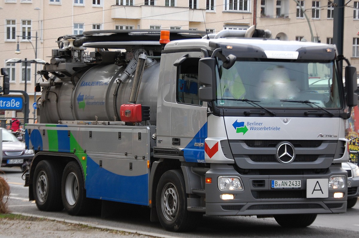 MB ACTROS 2536 Abwasserentsorgungfahrzeug der Berliner Wasserbetriebe am 11.11.13 Berlin-Pankow.