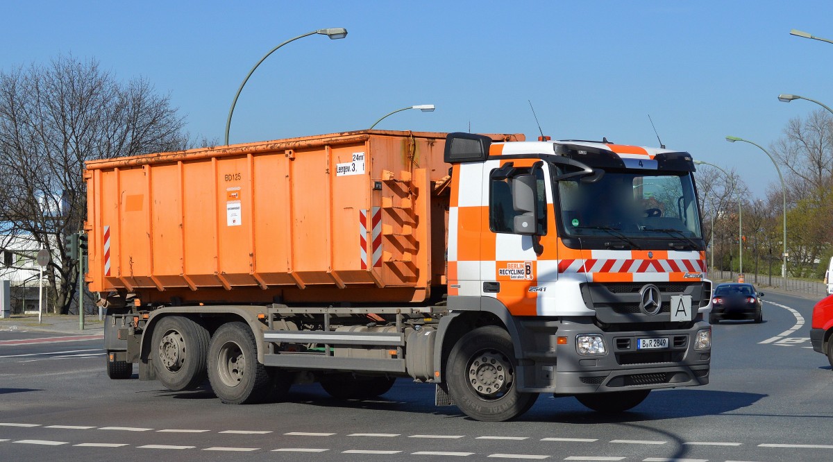 MB ACTROS 2541 Abrollkipper + Hänger der Fa. Berlin Recycling Richtung firmeneigenen Fuhrparkgelände im Berliner Westhafen, 20.03.14