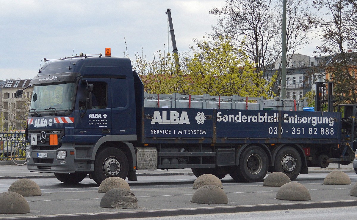 MB ACTROS 2541 Pritschen-LKW mit Mitnahmestapler am Heck der Recyclingfirma ALBA am 22.04.15 Berlin-Beusselbr�cke.