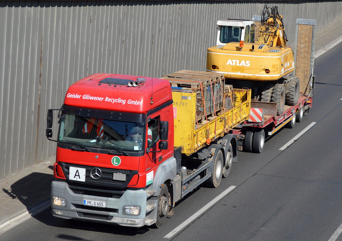 MB ACTROS 2543 Abrollkipper der Fa.Geisler Röwener Recycling GmbH + Hänger mit einem ATLAS 1404 M Mobilbagger am 21.04.16 Berliner Stadtautobahn Höhe Knobelsdorffstr.