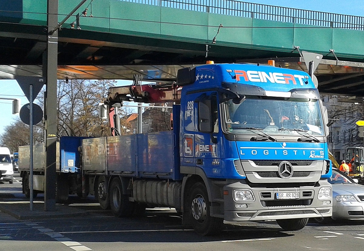 MB ACTROS 2544 Baustofftransporter (Selbstalder) der Fa.REINERT + Hänger, 12.03.14 Berlin-Pankow.