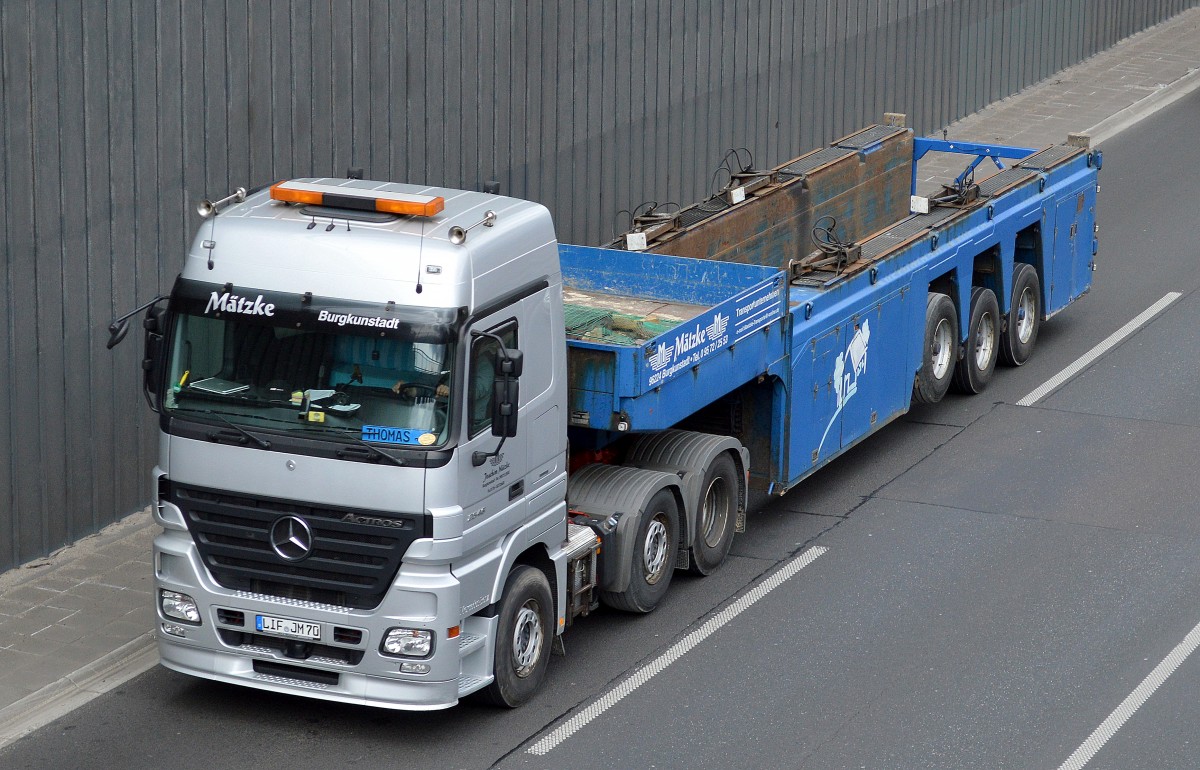 MB ACTROS 2545 Sattelzug der Fa. Jürgen Mätzke aus Burgkunschaft mit Spezialauflieger für Betonfertigteile am 13.04.15 Berliner Stadtautobahn Höhe Kaiserdamm.