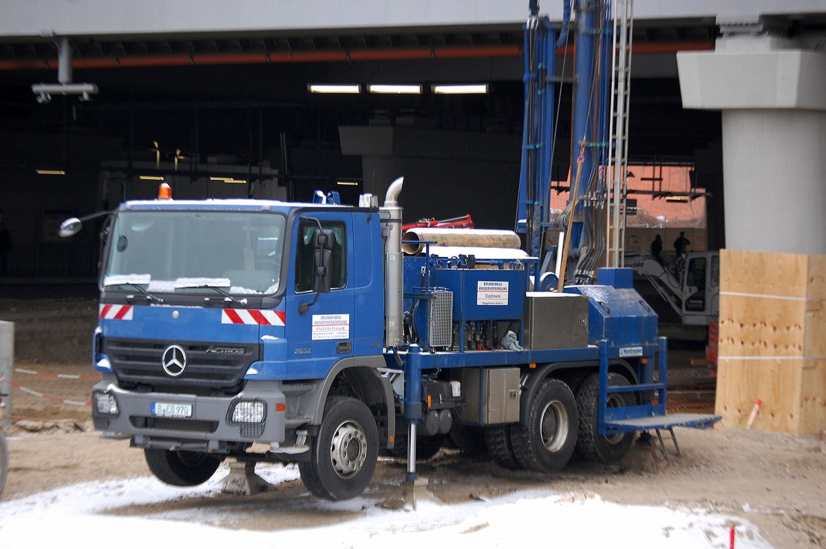 MB ACTROS 2632 mit Bohrturmaufsatz der Fa. ENGELMANN GmbH für Brunnenbau/Wasserversorgung am 30.01.14 Großbaustelle Berlin-Ostkreuz.