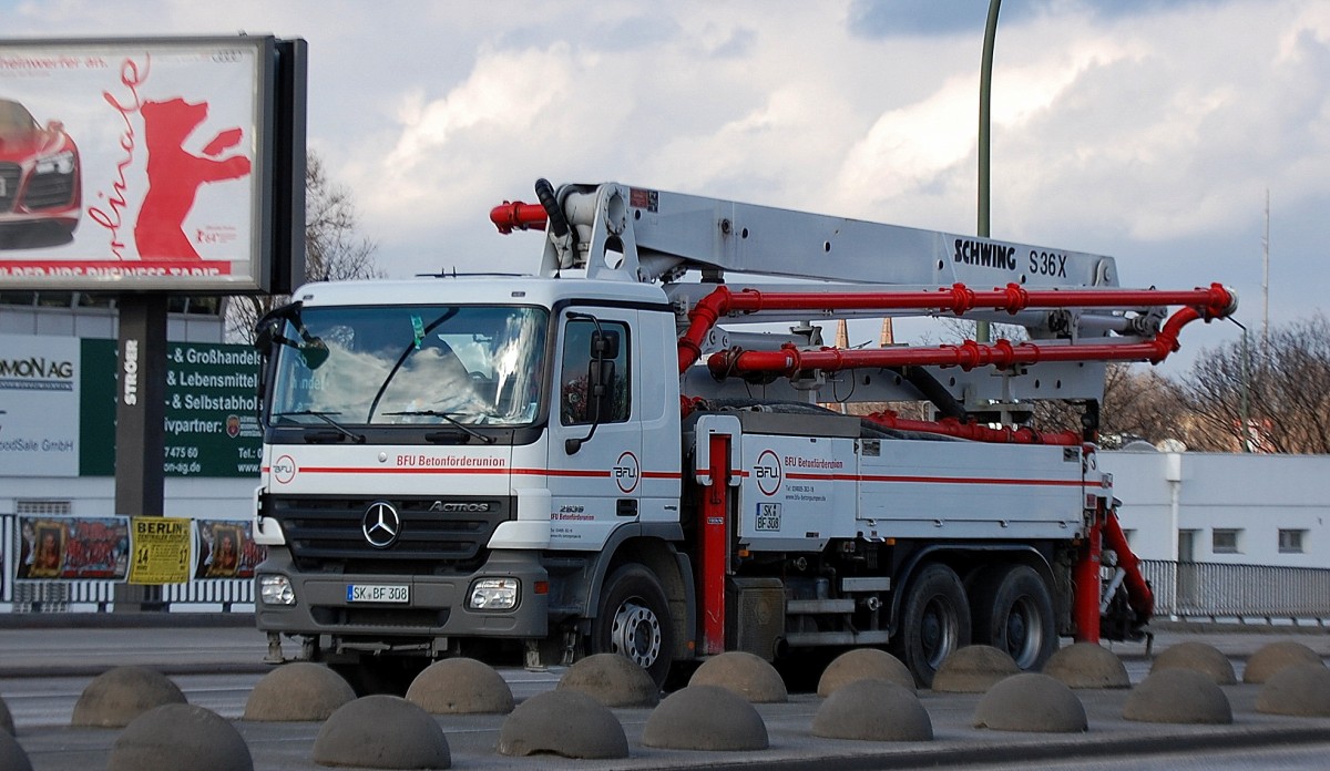 MB ACTROS 2636 LKW mit SCHWING S 36 X Betonpumpe der BFU (Betonförderunion) aus Berlin, 12.02.14 Berlin Beusselbrücke.