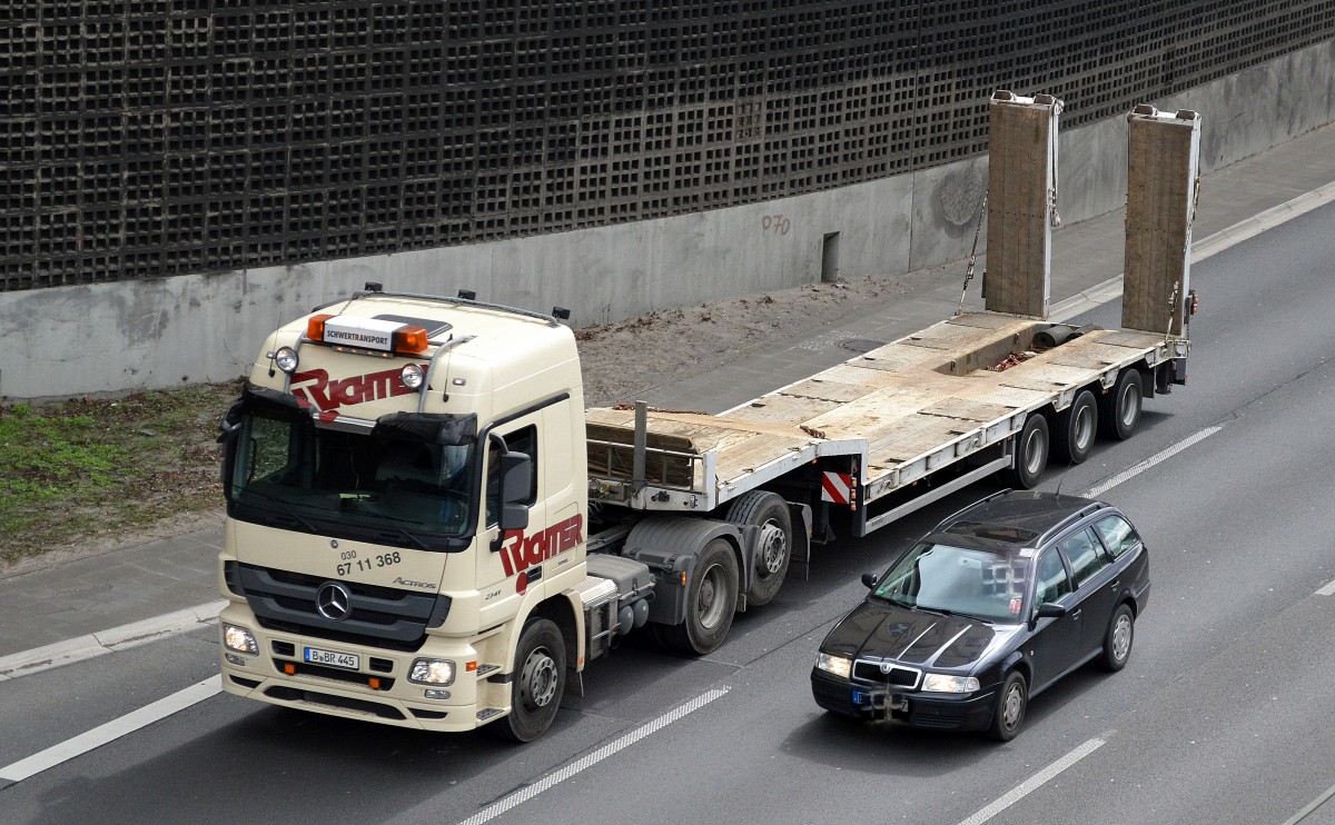 MB ACTROS 2741 Zugmaschine mit Tiefladebrücke als Auflieger für Schwertransporte der Fa. RICHTER aus Berlin am 13.04.15 Berliner Stadtautobahn Höhe Kaiserdamm.