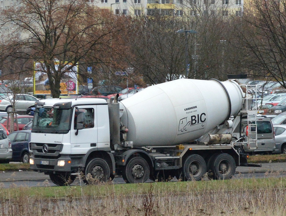 MB ACTROS 3241 mit LIEBHERR Betonmischer Partner von BIC am 26.11.15 Berlin-Springpfuhl.