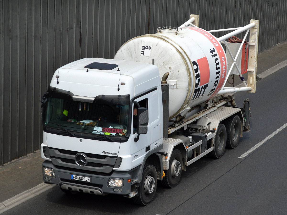 MB ACTROS 3244 Absetzfahrzeug für Standsilos einer Baustofffirma  am 31.05.16 auf der Berliner Stadtautobahn Höhe Knobelsdorffstr.