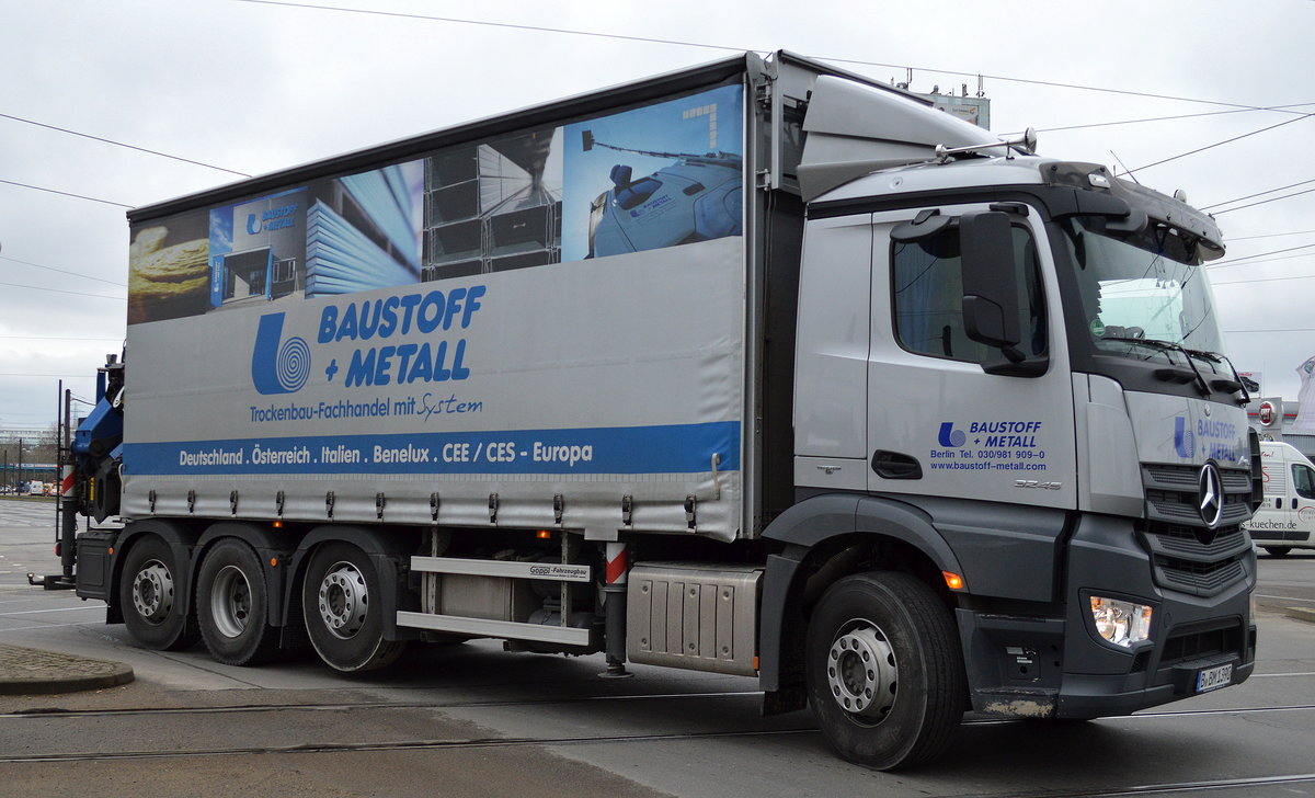 MB ACTROS 3245 mit Pritschenaufbau mit Planeüberzug und drei Heckachsen mit Heckgreifarm (Selbstlader) eines Baustoffhändlers am 07.03.17 Berlin-Marzahn.