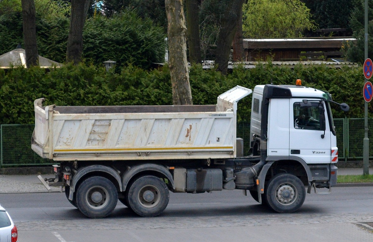 MB ACTROS 3344 Kipper am 04.04.14 Berlin-Karow.
