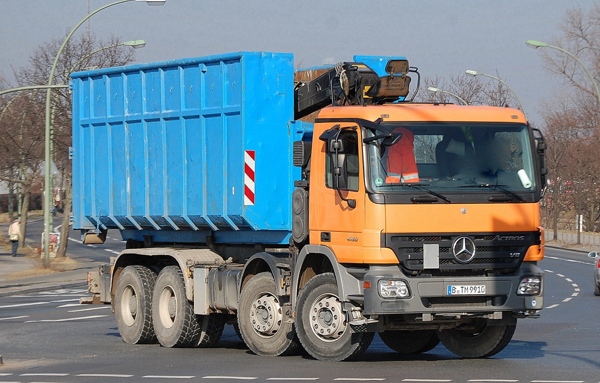 MB ACTROS 4150 Abrollkipper (Selbstlader) auf dem Weg zum Berliner Westhafen, 25.02.14