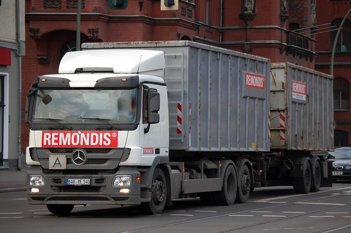 MB ACTROS Abrollkipper mit Hänger der Fa. REMONDIS am 11.02.14 Berlin-Pankow.
