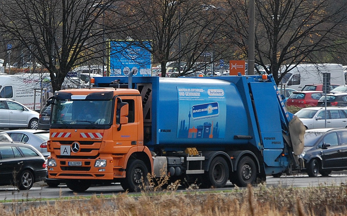 MB ACTROS M�llentsorgungsfahrzeug mit FAUN M�llpresse der Fa. Bartscherer, 13.11.13 Berlin-Marzahn.