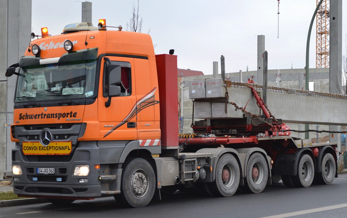 MB ACTROS Schwerlastzugmaschine der Fa. Scheder Schwertransport mit Bindertransport eines Betonfertigteils am 26.01.15 Berlin-Moabit.
