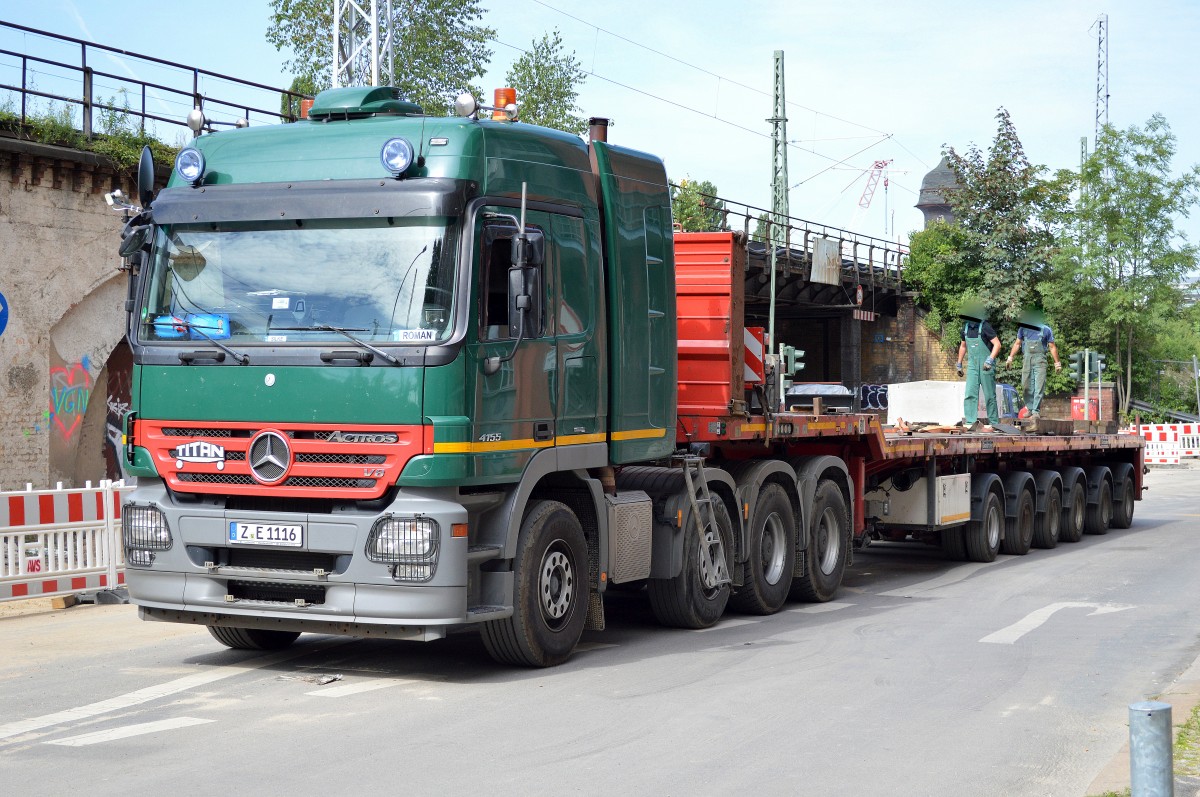 MB ACTROS V8 4155 Schwerlastzugmaschine mit Ladebrücke hat die neue S-Bahn Brücke zum Rande der Großbaustelle Berlin Ostkreuz in Berlin Rummelsburg geliefert, 01.08.15