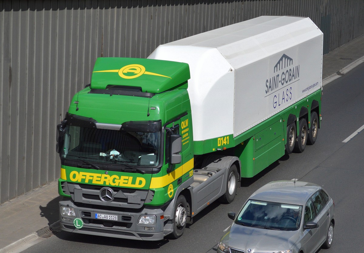 MB ACTROS Zugmaschine der Fa. OLW OFFERGELD LOGISTIK mit Spezialauflieger der Fa. SAINT-GOBAIN GLASS für Glastransporte am 07.05.15 Berliner Stadtautobahn Höhe Knobelsdorffstr.