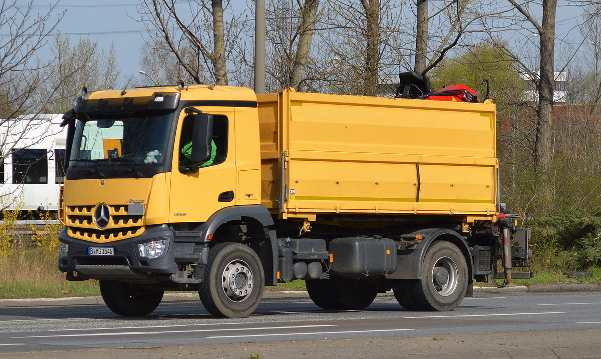 MB AROCS 1835 hochwandiger Kipper (Selbstlader) am 31.03.17 Berlin-Marzahn.