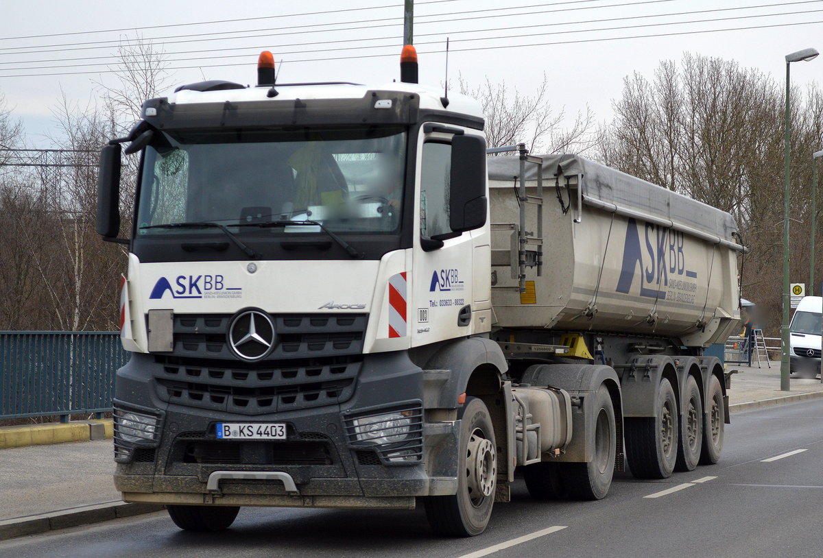 MB AROCS 1842 Sattelkipper Sped. SKBB am 06.03.17 Gehrenseestr.Brücke in Berlin.  