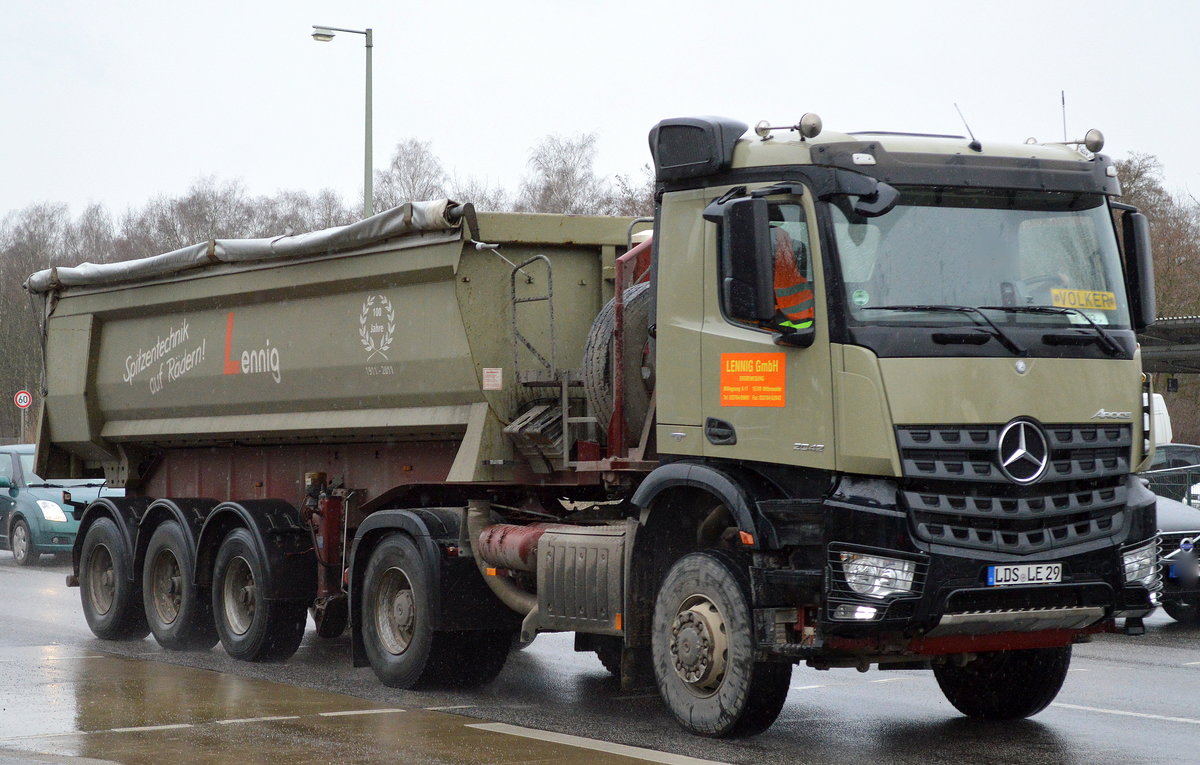 MB AROCS 2042 Sattelkipper der Fa.LENNING GmbH, sah von weitem auf Grund der Lackierung wie ein alter Sattelkipper aus, 23.02.17 Berlin-Marazhn. 