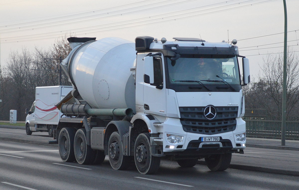 MB AROCS 3236 Betonmischer (LIEBHERR Trommel) am 23.11.16 Berlin-Marzahn.