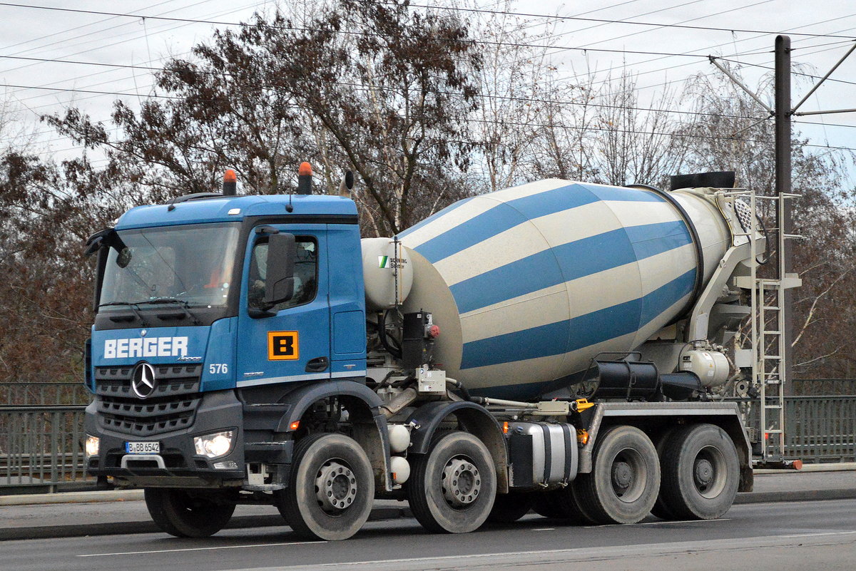 MB AROCS 3236 Betonmischfahrzeug mit SCHWING Stetter Betontrommel der Fa. BERGER am 08.12.16 Berlin-Marzahn.