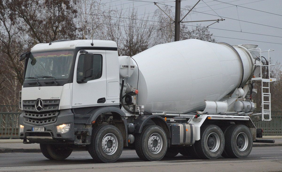 MB AROCS 3240 Betonmischfahrzeug mit LIEBHERR Betontrommel am 13.12.16 Berlin-Marzahn.