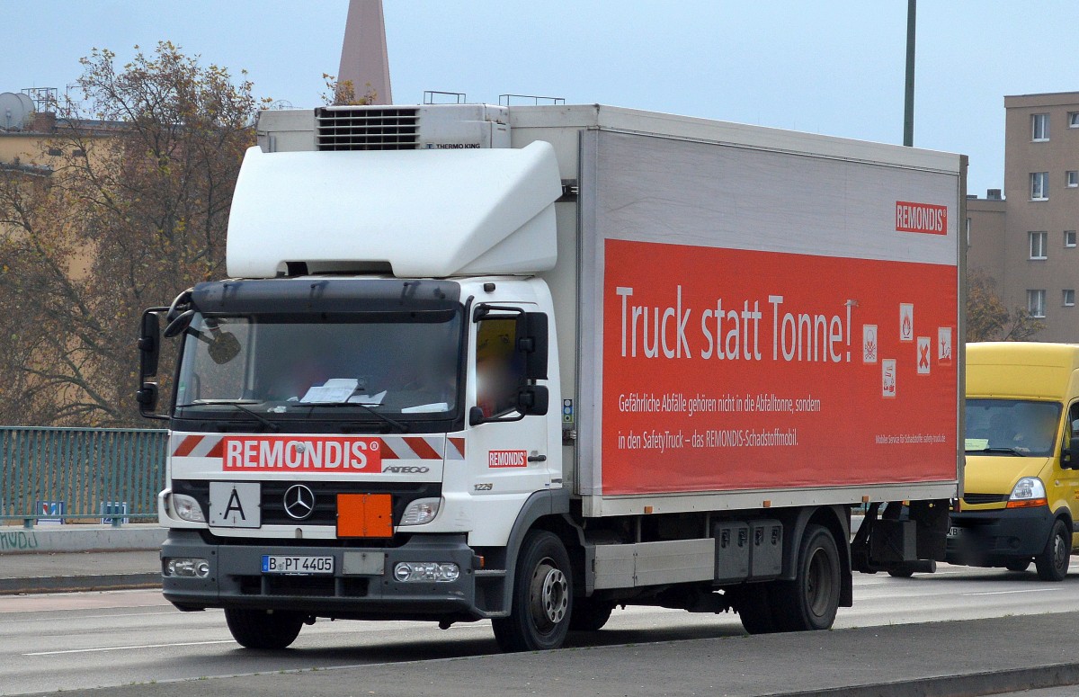 MB ATEGO 1229 mit Kastenaufbau und Thermokühlung für Sondermüll der fa. REMONDIS am 21.11.14 Berlin Putlitzbrücke. 