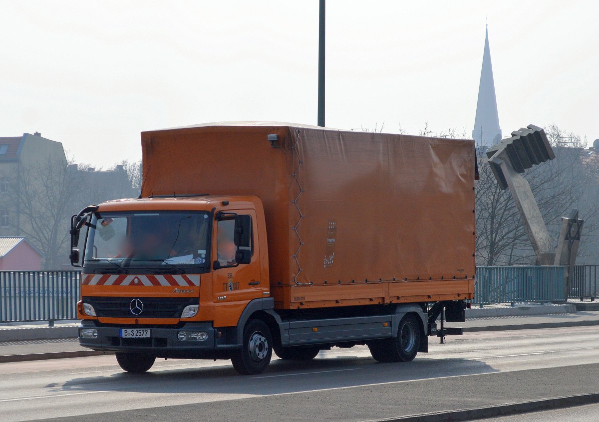 MB ATEGO 816 mit Pritschenaufbau mit Planeüberzug der Berliner Stadtreinigung am 16.03.15 Berlin-Putlitzbrücke. 