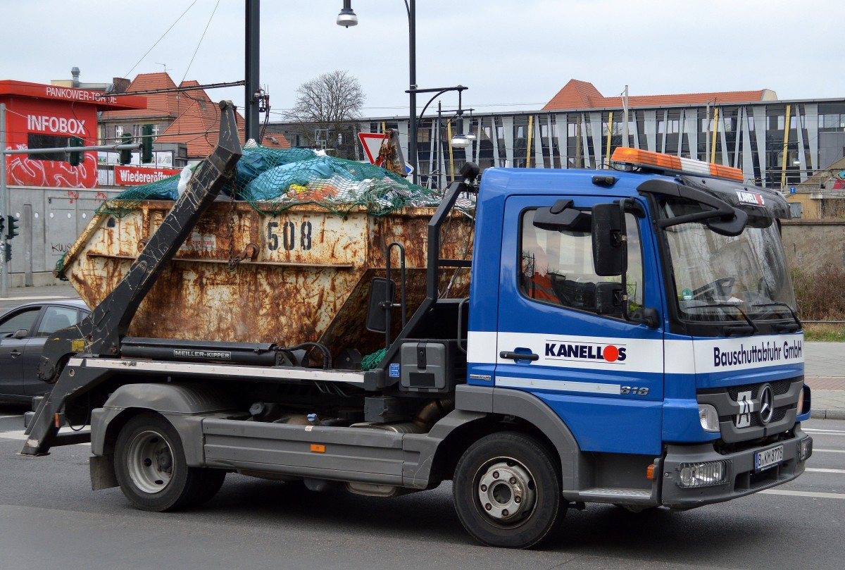 MB ATEGO 818 Absetzkipper der Fa. KANELLOS Bauschuttabfuhr GmbH am 18.03.14 Berlin-Pankow.