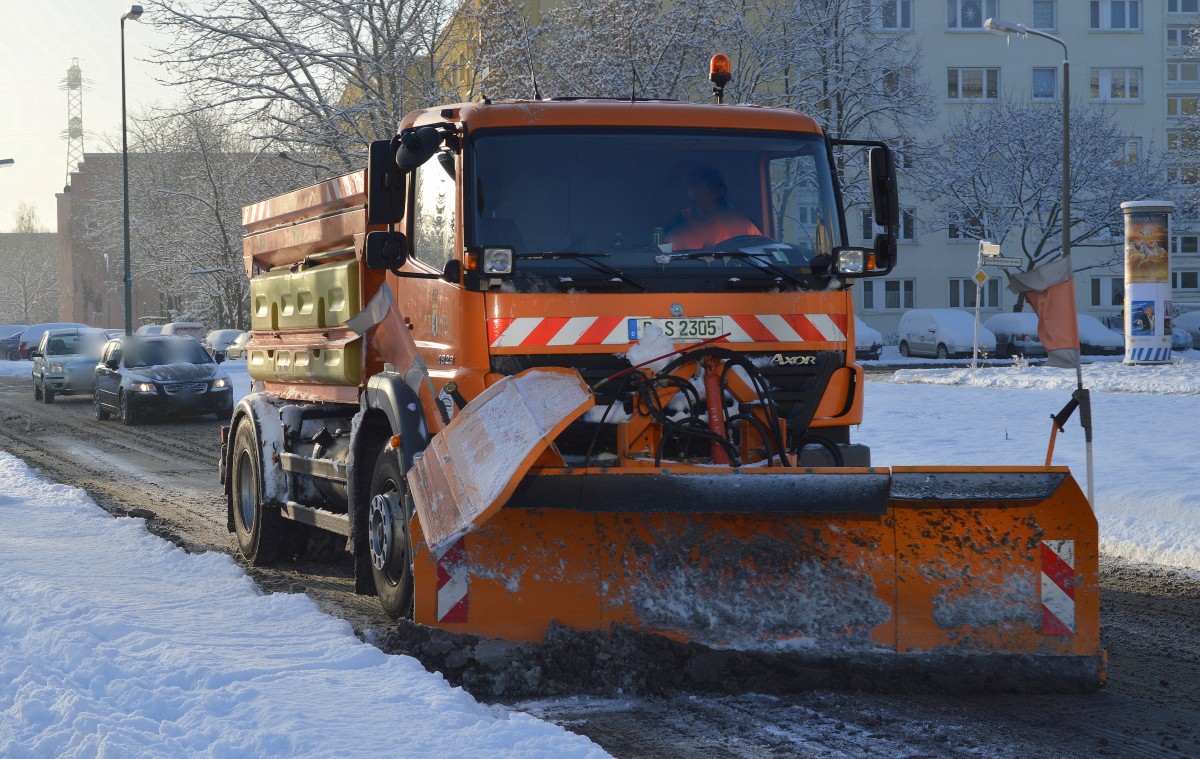 MB AXOR 1823 Streusilofahrzeug mit Räumschild der Berliner Stadtreinigigung (ST 165) beim Schneeräumdienst an einer Bushaltestelle in Berlin-Pankow, 29.12.14