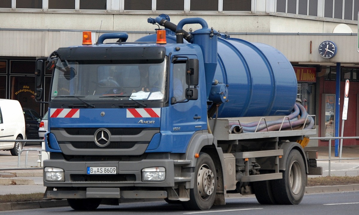 MB AXOR 1824 Abwasserentsorgungfahrzeug am 04.03.14 Berlin-Schönefeld.