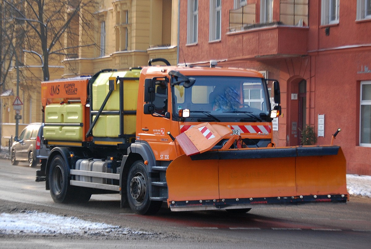 MB AXOR 1824 Schneeräumfahrzeug der Berliner Stadtreinigung (ST 230) mit Streutank und Räumschild am 28.01.14 Berlin-Pankow. 