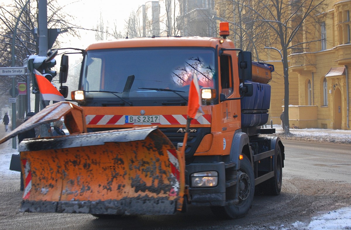 MB AXOR 1829 Schneeräumfahrzeug der Berliner Stadtreinigung (ST 077) mit Streutank und Schneeräumschild am 28.01.13 Berlin-Pankow.