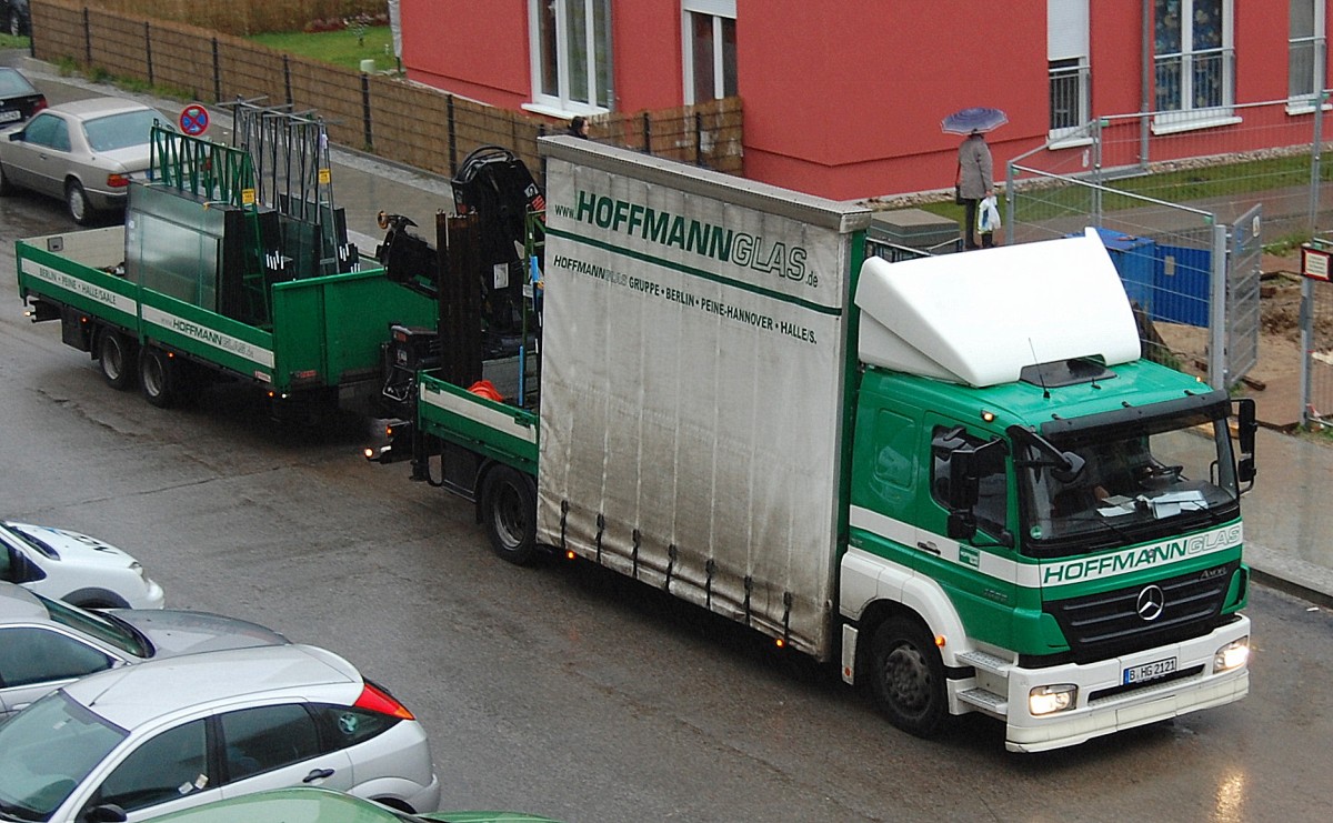 MB AXOR 1833 Glastranspoter (Selbstlader) + Hänger der Fa. HOFFMANN GLAS am 10.12.13 Berlin-Pankow.