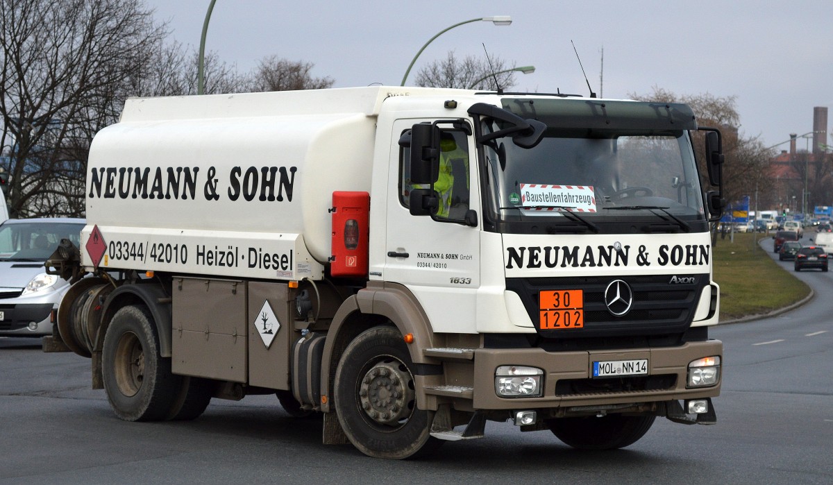 MB AXOR 1833 Tanklaster (UN-Nr. 30/1202 = Dieselkraftstoff) der Fa. NEUMANN & SOHN auf dem Weg zum Berliner Westhafen, 09.03.15