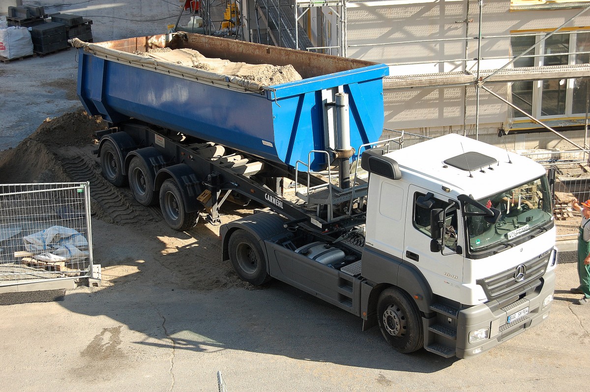 MB AXOR 1840 Sattelkipper, 16.08.13 Berlin-Pankow.