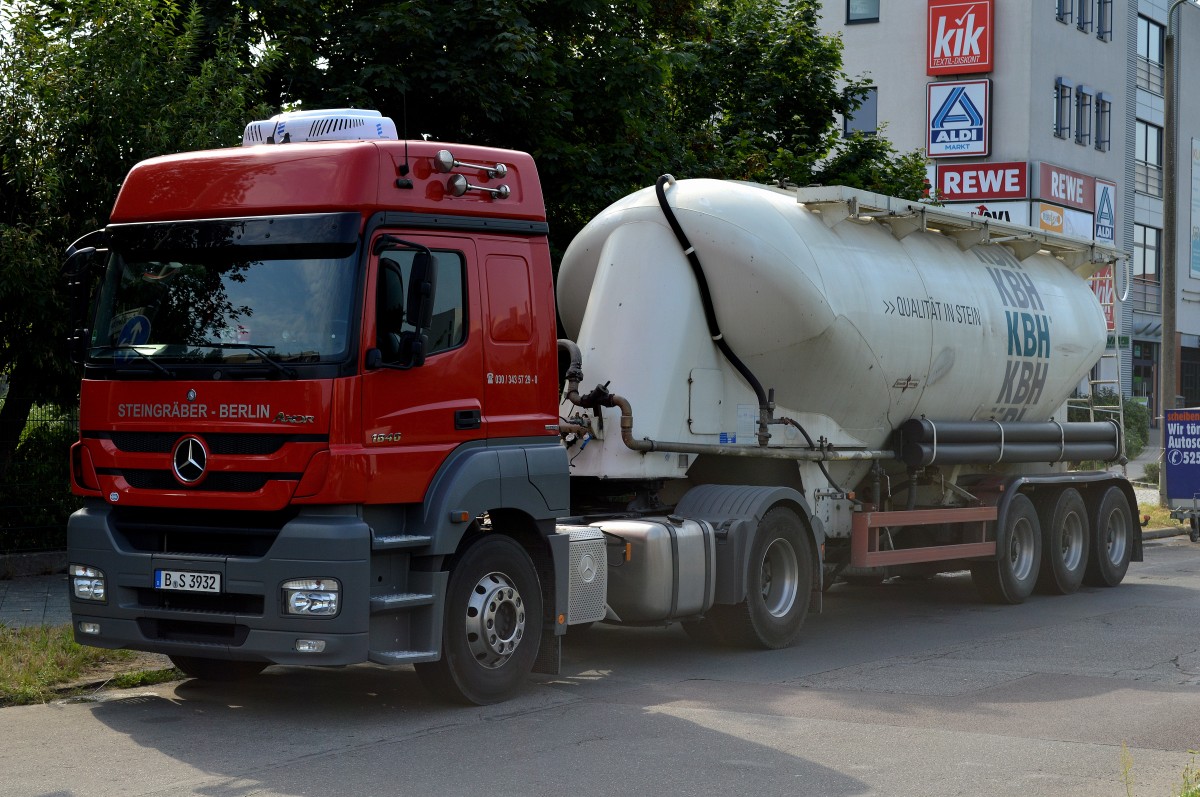 MB AXOR 1840 der Sped STEINGRÄBER BERLIN mit Siloauflieger der Fa.KBH am 29.07.14 Berlin-Pankow.