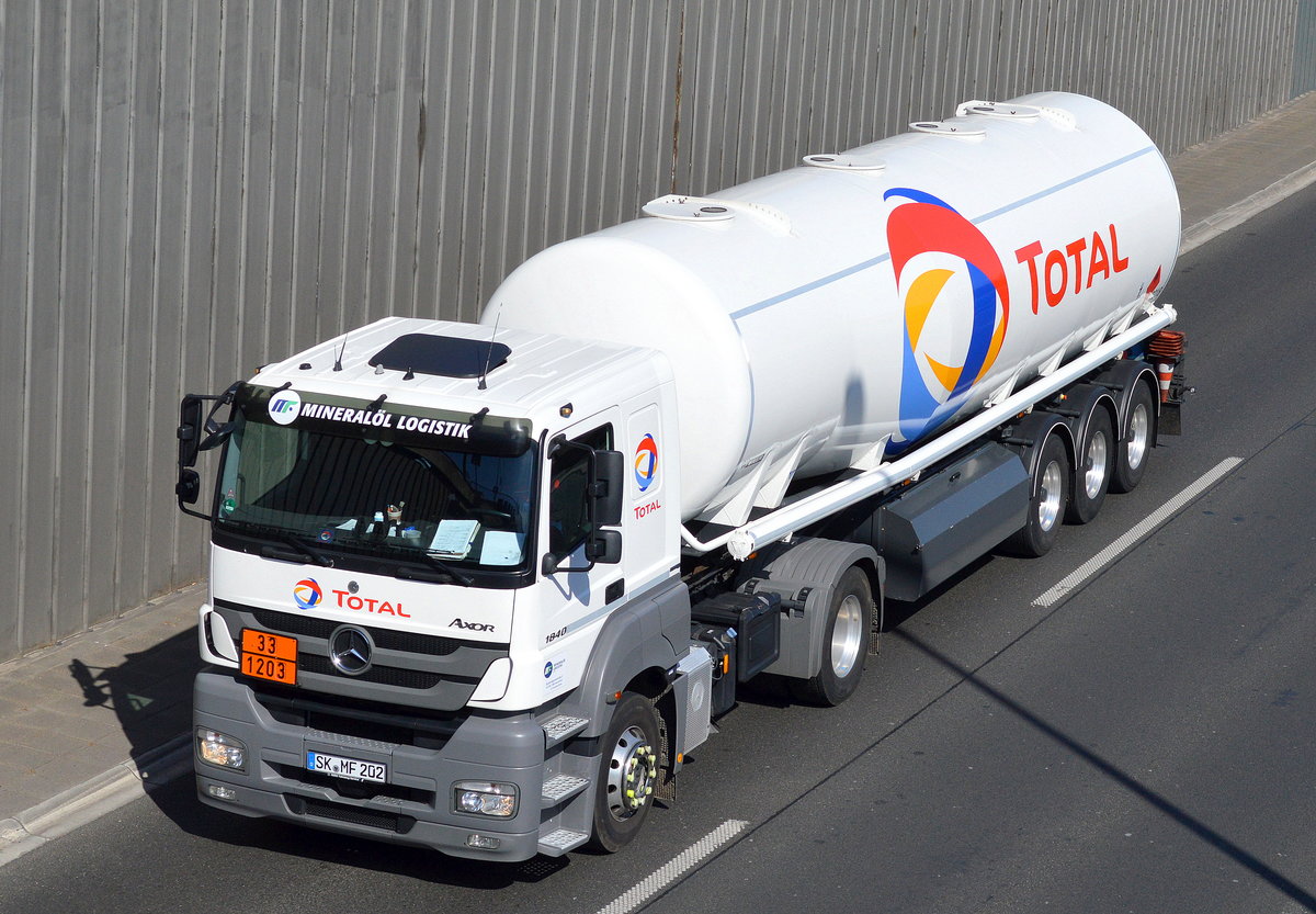 MB AXOR 1840 Zugmaschine mit Tankauflieger für die Fa. Mineralöl Logistik im Auftrag von TOTAL (UN-Nr.33/1203 = Benzin) am 21.04.16 Berliner Stadtautobahn Höhe Knobelsdorffstr. 