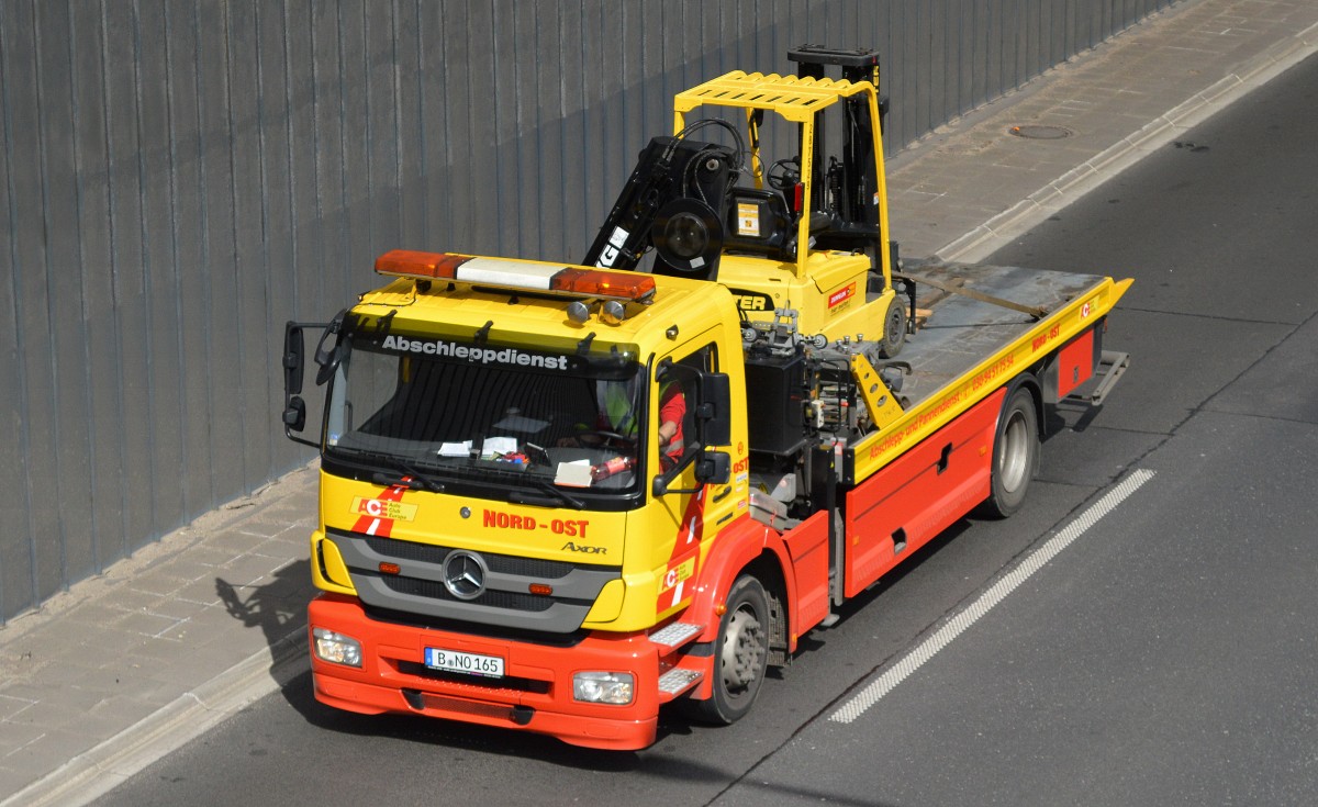 MB AXOR Abschleppfahrzeug der Fa. NORD-OST mit HYSTER Gabelstapler beladen am 13.04.15 Berliner Stadtautobahn Höhe Kaiserdamm.