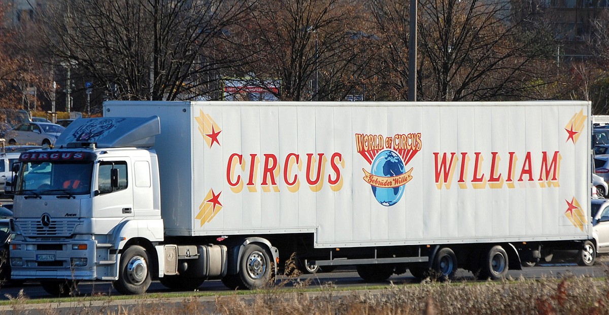 MB AXOR Sattelzug des Cirkus-Unternehmens CIRKUS WILLIAM am 26.11.13 Berlin-Marzahn.
