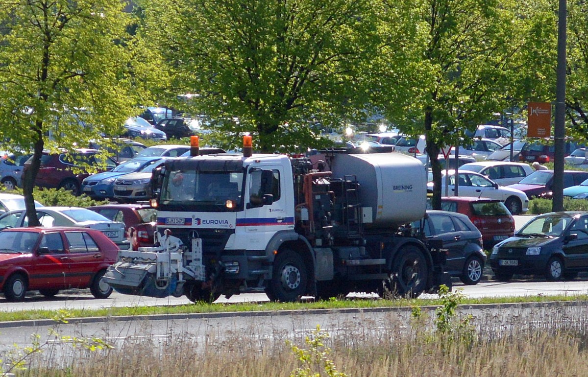 MB AXOR Sprengwagen mit Kehraufsatz der Baufirma EUROVIA, 28.04.14 Berlin-Marzahn.