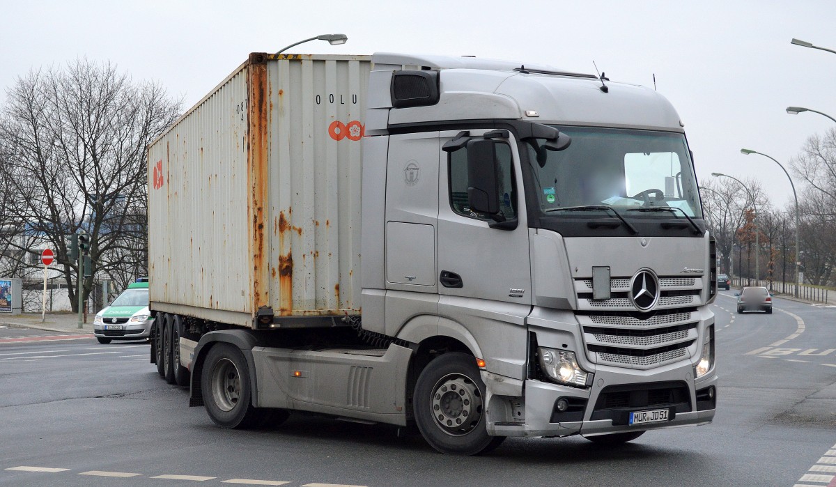 MB NEW ACTROS 1841 mit Containerträgerauflieger Einfahrt Berliner Westhafen am 22.01.15 Berlin Beusselstr.
