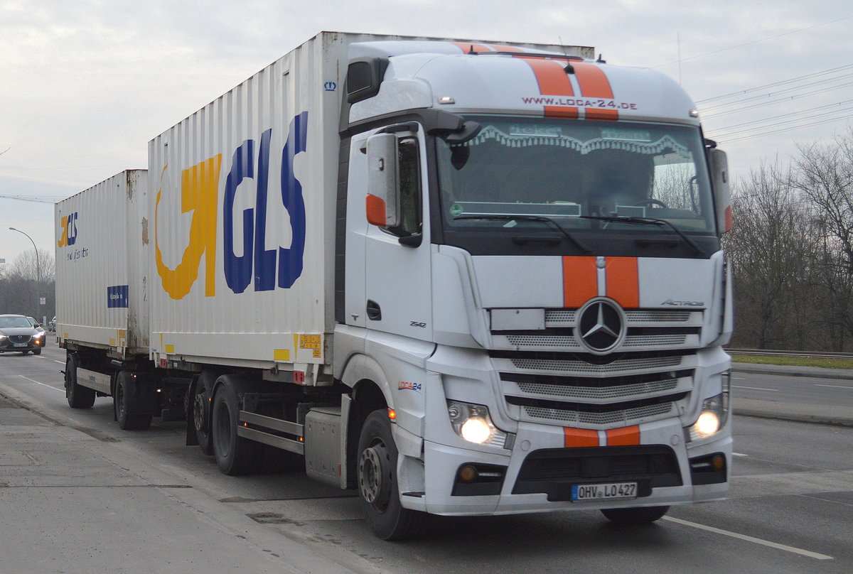 MB NEW ACTROS 2542 Wechsellader-Hängerzug der Sped.LOCA-24 mit GLS Containern am 13.12.16 Berlin-Marzahn. 