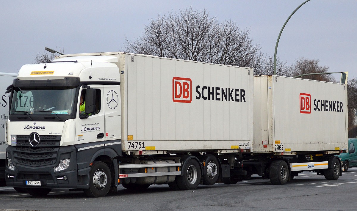 MB NEW ACTROS 2545 Wechselbehälter-Hängerzug der Sped. Jürgens für DB SCHENKER am 09.03.15 Berlin-Beusselbrücke.