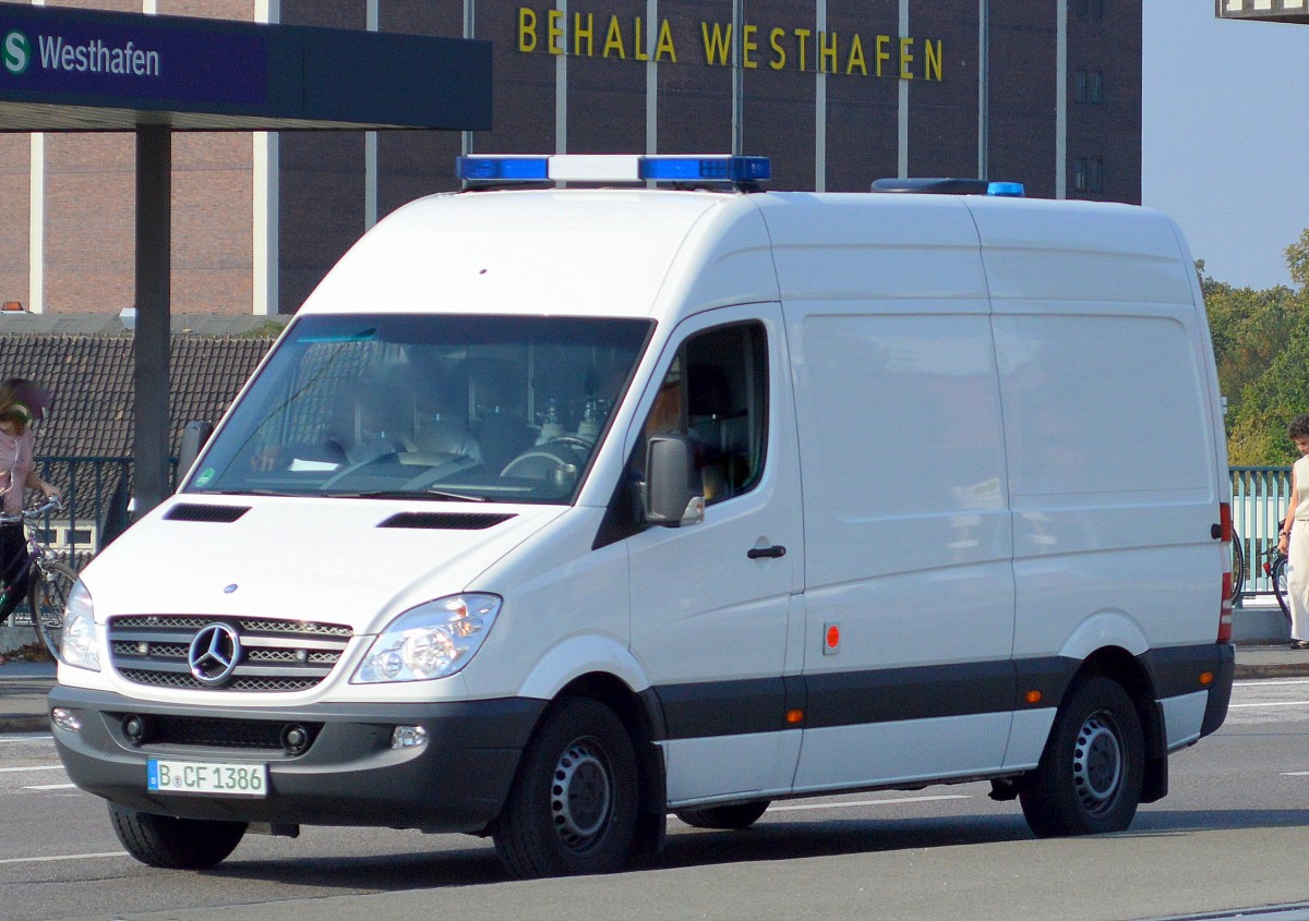 MB Sprinter Kranken- bzw. Rettungsfahrzeug ohne Firmierung und fensterlos, 16.09.14 Berlin-Putlitzbrücke.