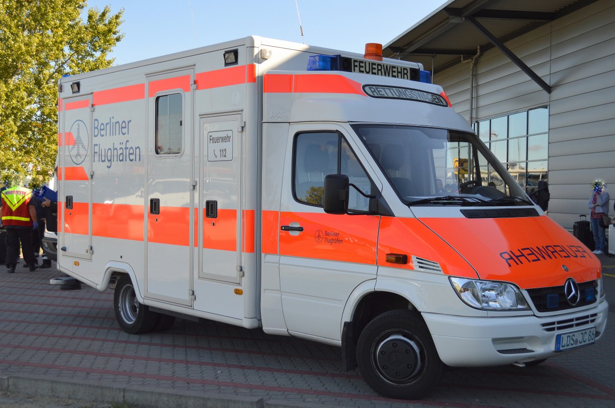 MB Sprinter RTW mit Kastenmodul der Flughafenfeuerwehr (Berliner Flughäfen) am 28.09.15 Flughafen Berlin-Schönefeld.