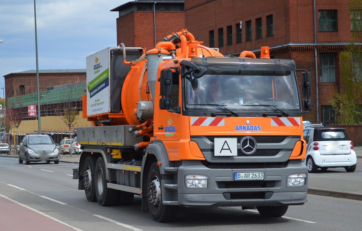 MB Spül- und Abwasserentsorgungsfahrzeug der Fa.ARKADAS am 22.04.15 Berlin-Putlitzbrücke.