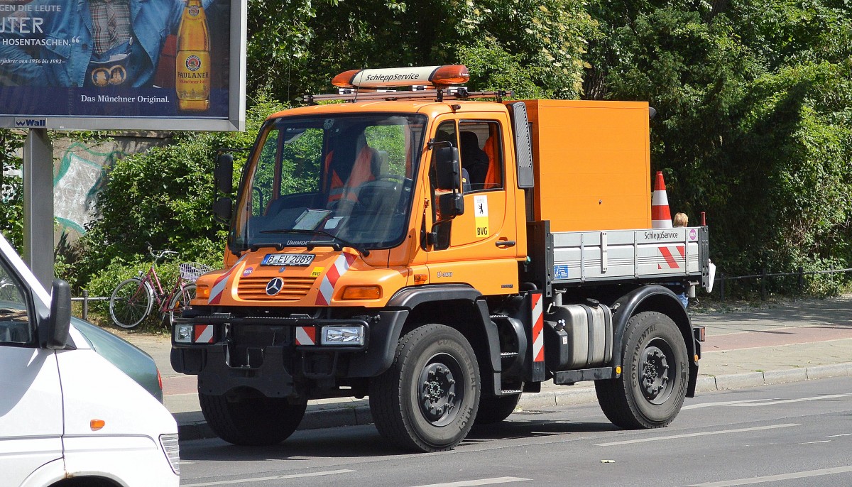 MB UNIMOG U 400 der Berliner Verkehrsbetriebe (BVG)  SchleppService  am 11.06.15 Berlin-Pankow.
